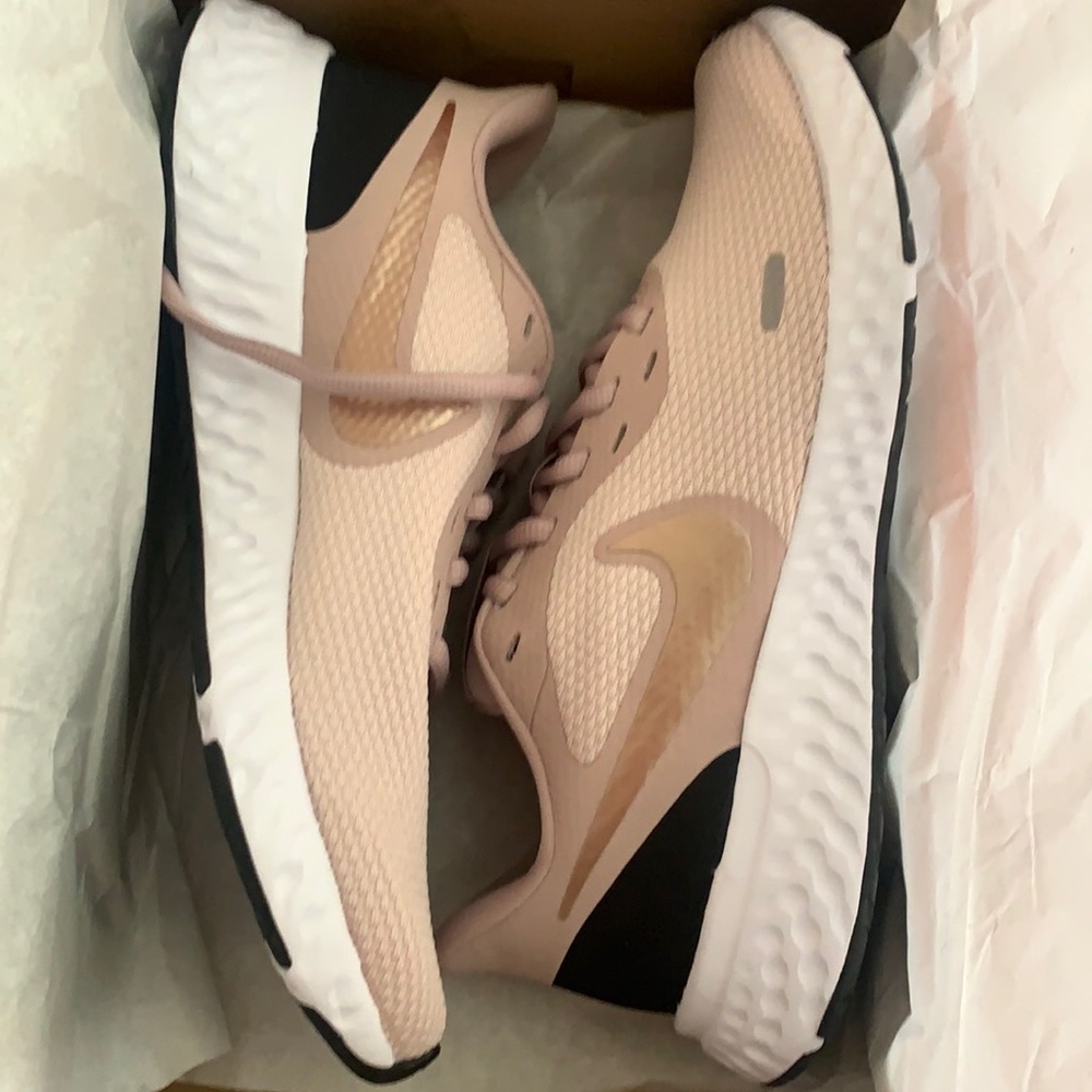 Nike Revolution 5